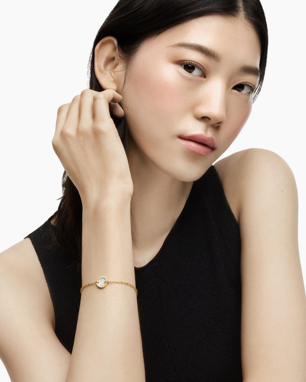 Petite DY Elements® Center Station Chain Bracelet in 18K Yellow Gold with Mother of Pearl and Diamonds, 11mm
