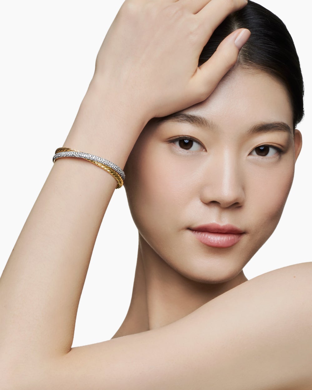 Bracelet-manchette à deux rangs à pavé Crossover en or jaune 18 carats avec diamants, 10,7 mm femmes