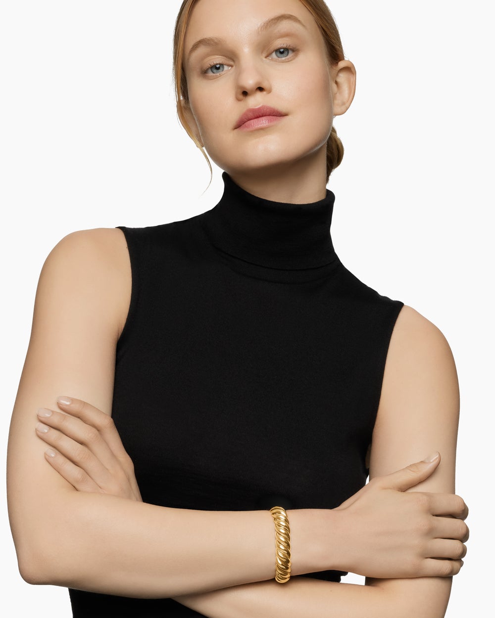 Womens Sculpted Cable Bracelet in 18K Yellow Gold, 14mm