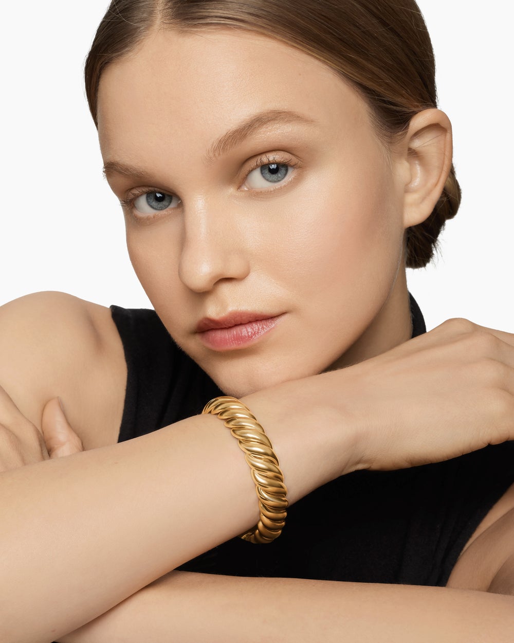 Womens Sculpted Cable Bracelet in 18K Yellow Gold, 14mm