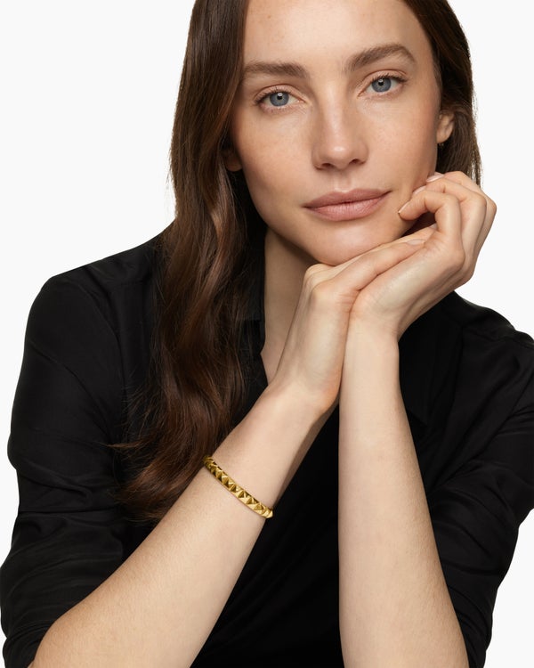 Bracelet manchette Pyramid en or jaune 18 carats, 7 mm