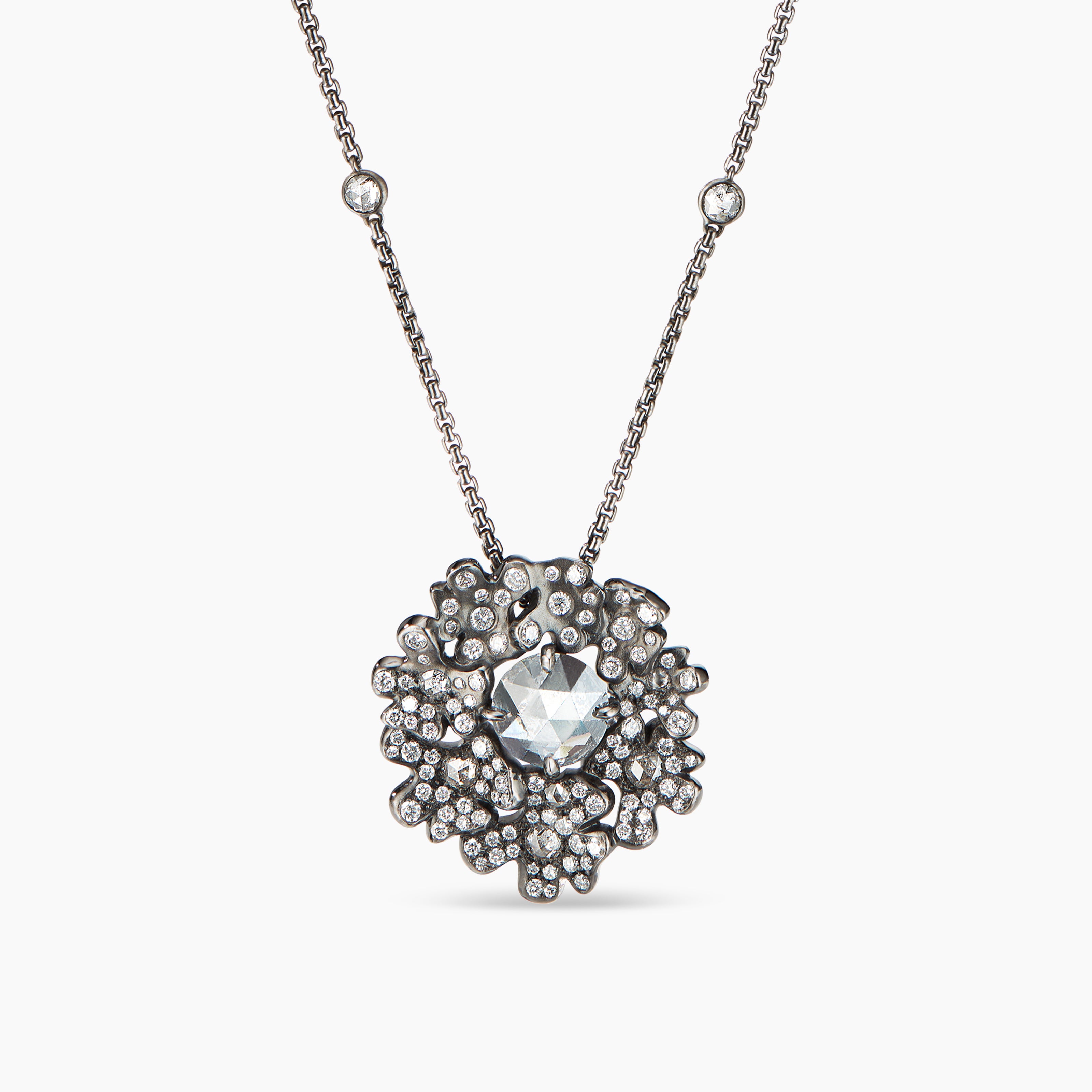 Collier pendentif en grappe Petals en or blanc avec rhodium noir et diamants femme 