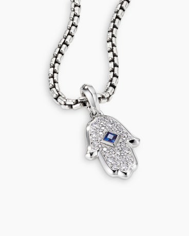 Amulette Main de Fatma en or blanc 18 carats avec pavé de diamants et saphir bleu, 26 mm