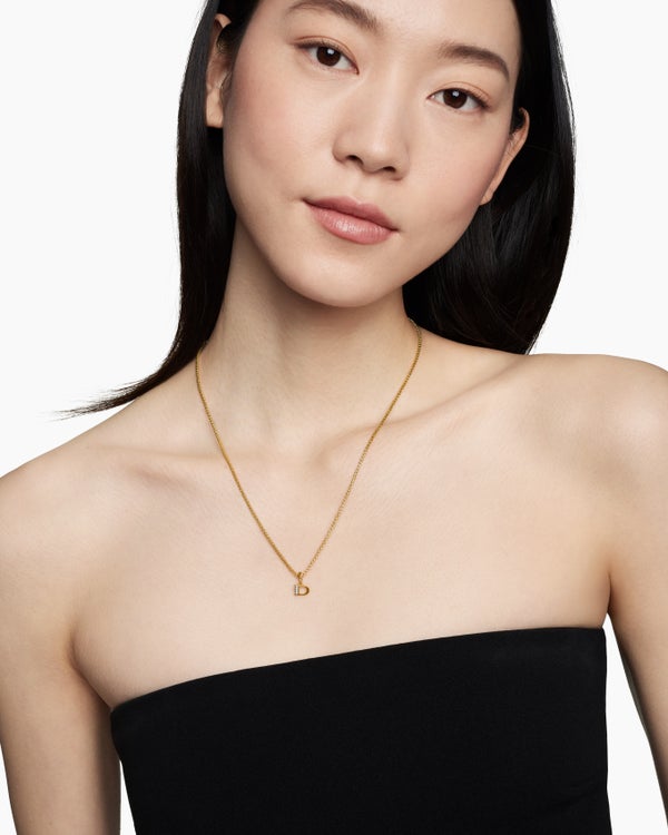 Pendentif à initiale en or jaune 18 carats avec D en pavé de diamants