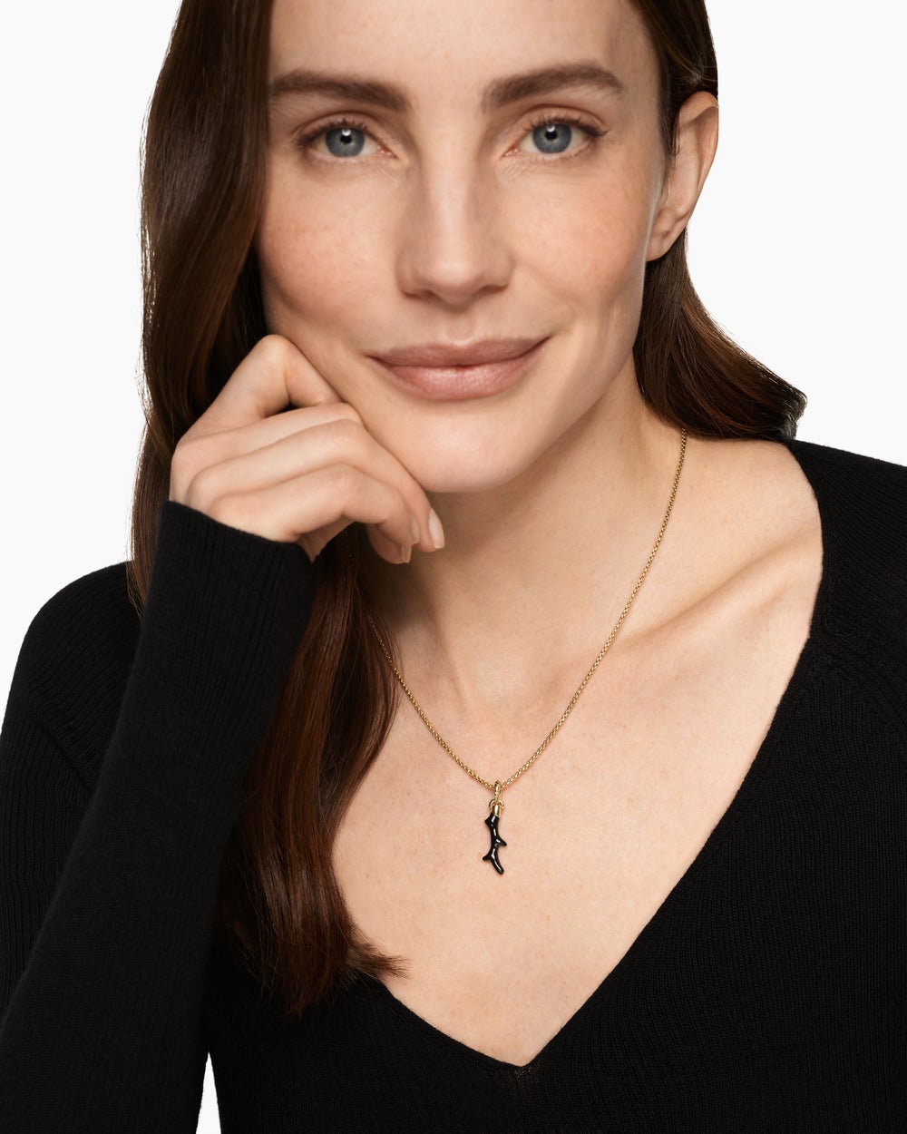 Amulette corail de petite taille en or jaune 18 carats et onyx noir, 25,2 mm femme