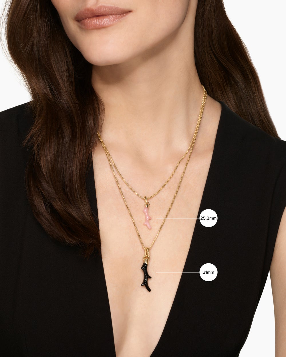 Amulette corail de petite taille en or jaune 18 carats et onyx noir, 25,2 mm femme