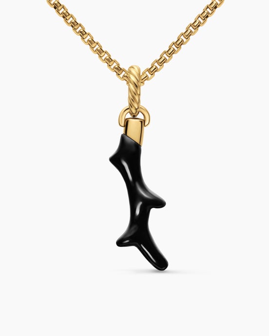 Petite amulette corail en or jaune 18 carats et onyx noir, 25,2 mm