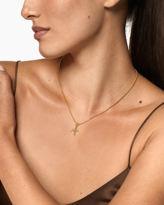 Petite amulette croix gothique en or jaune 18 carats avec émeraudes, 15,2 mm