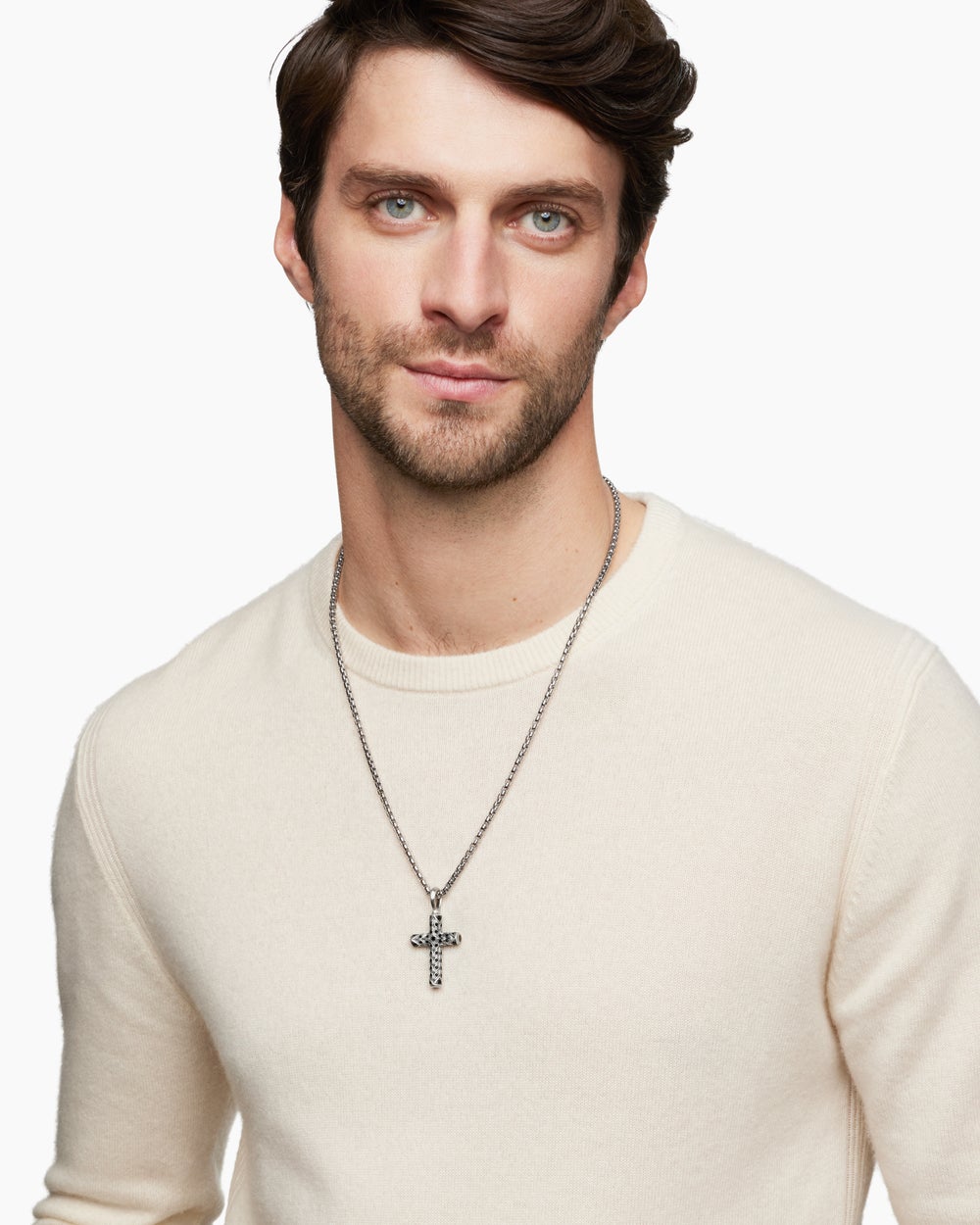 Pendentif croix à chevrons en argent sterling avec diamants noirs, 47 mm