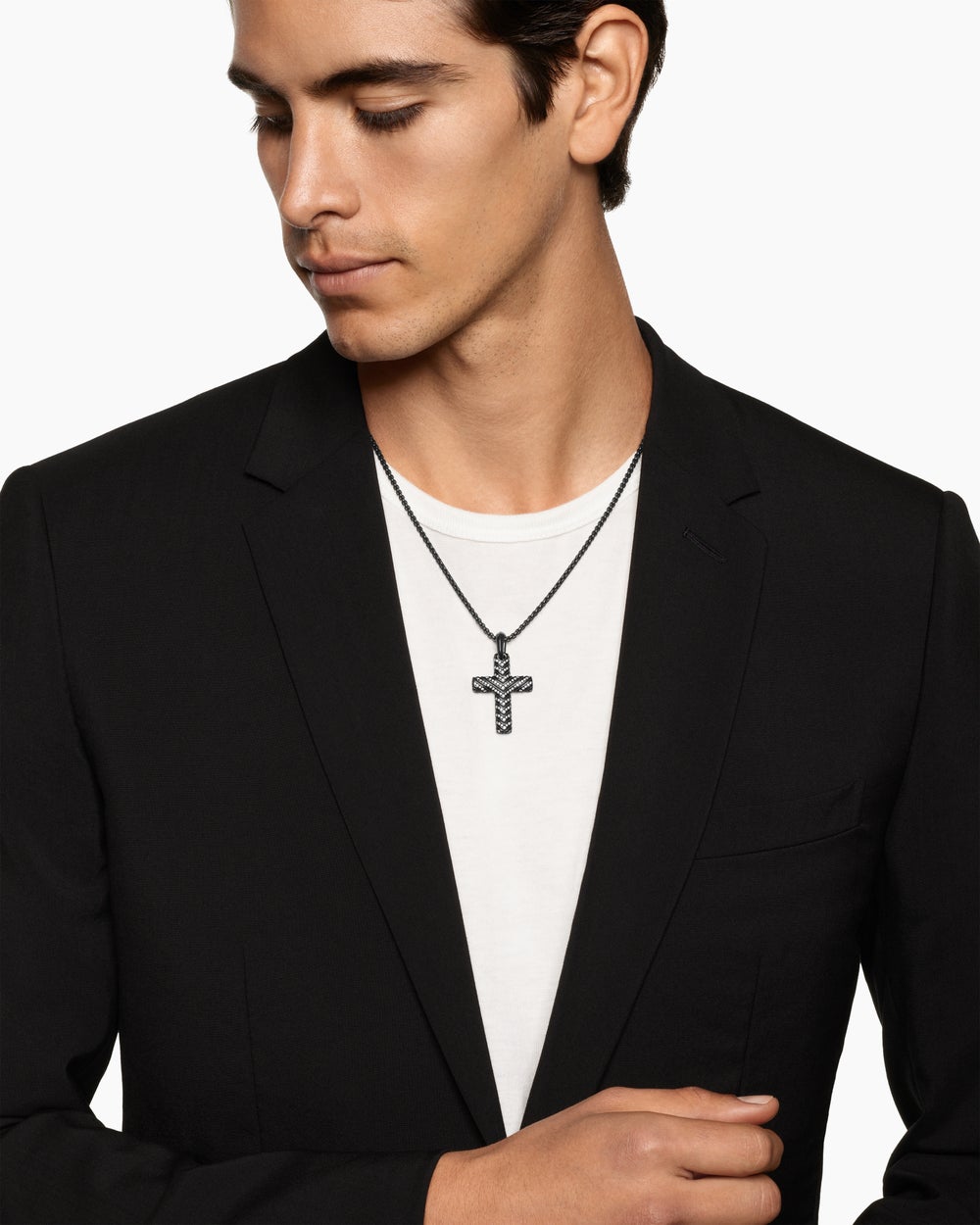 Pendentif à croix Chevron pour en titane noir avec diamants, 36 mm hommes