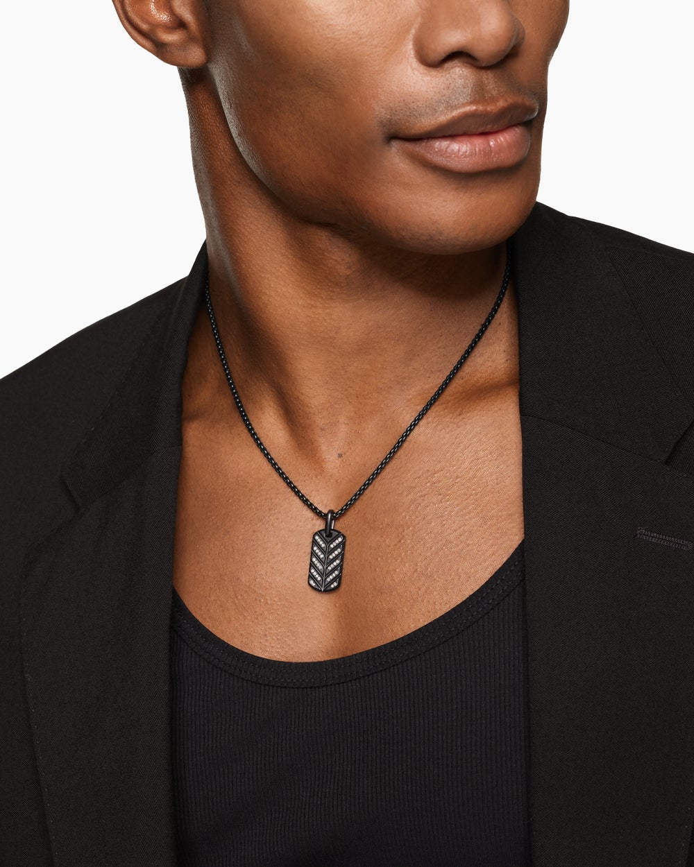 Médaille Chevron fluorescente en titane noir avec diamants, 27 mm hommes