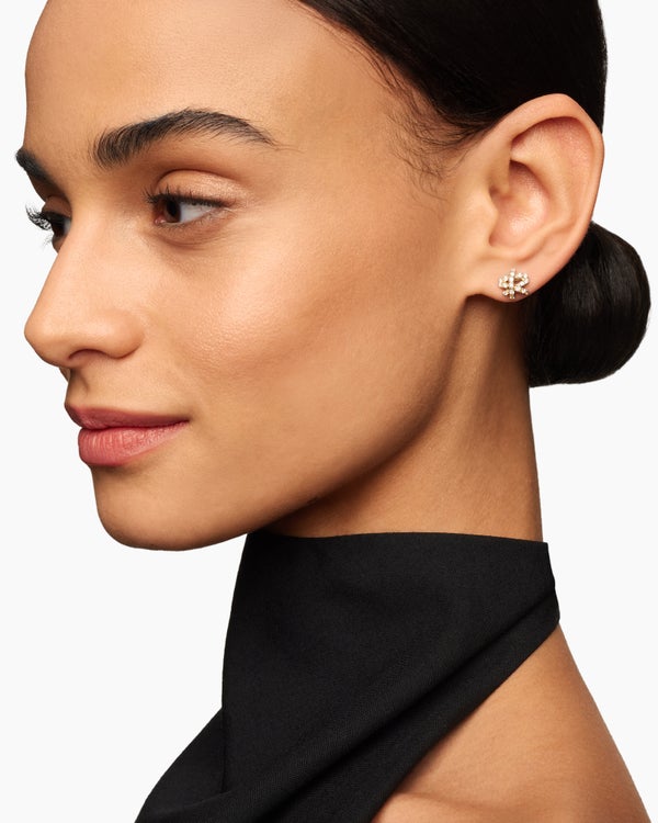 Clous d’oreilles Crossover pavé en or jaune 18 carats avec diamants, 9 mm