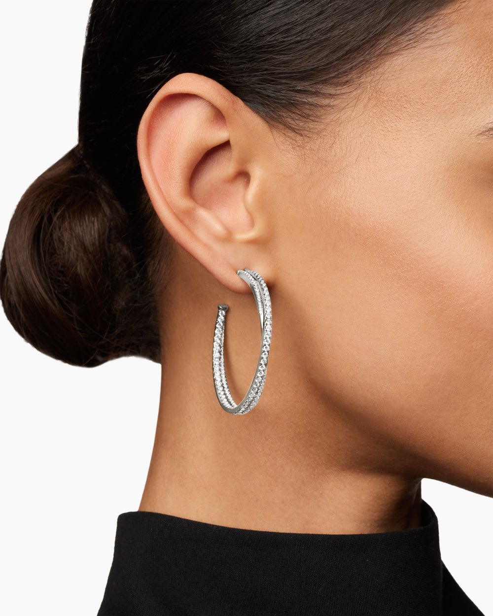 Créoles pavées Crossover en or blanc 18 carats avec diamants, 1,75 po femme