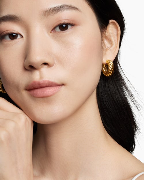 Womens Sculpted Cable Hoop Earrings in 18K Yellow Gold, 25mm