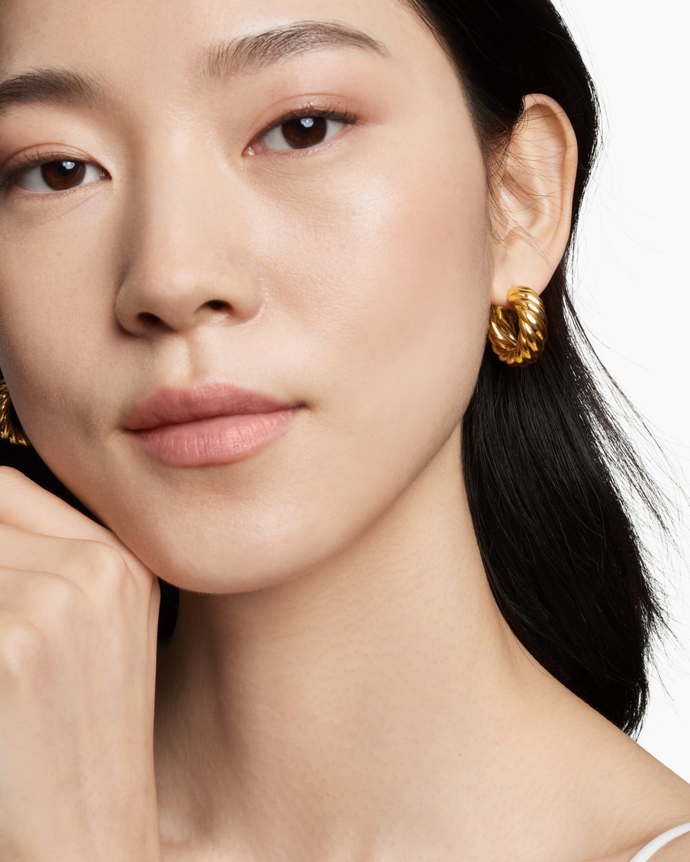 Womens Sculpted Cable Hoop Earrings in 18K Yellow Gold, 25mm
