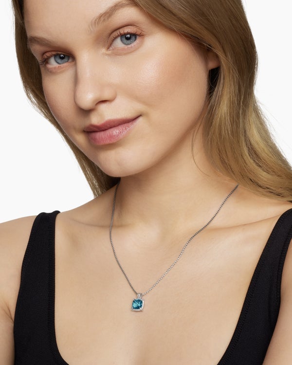 Collier avec pendentif à chatons et à pavé Chatelaine® en argent sterling avec topaze bleue Hampton et diamants, 9 mm