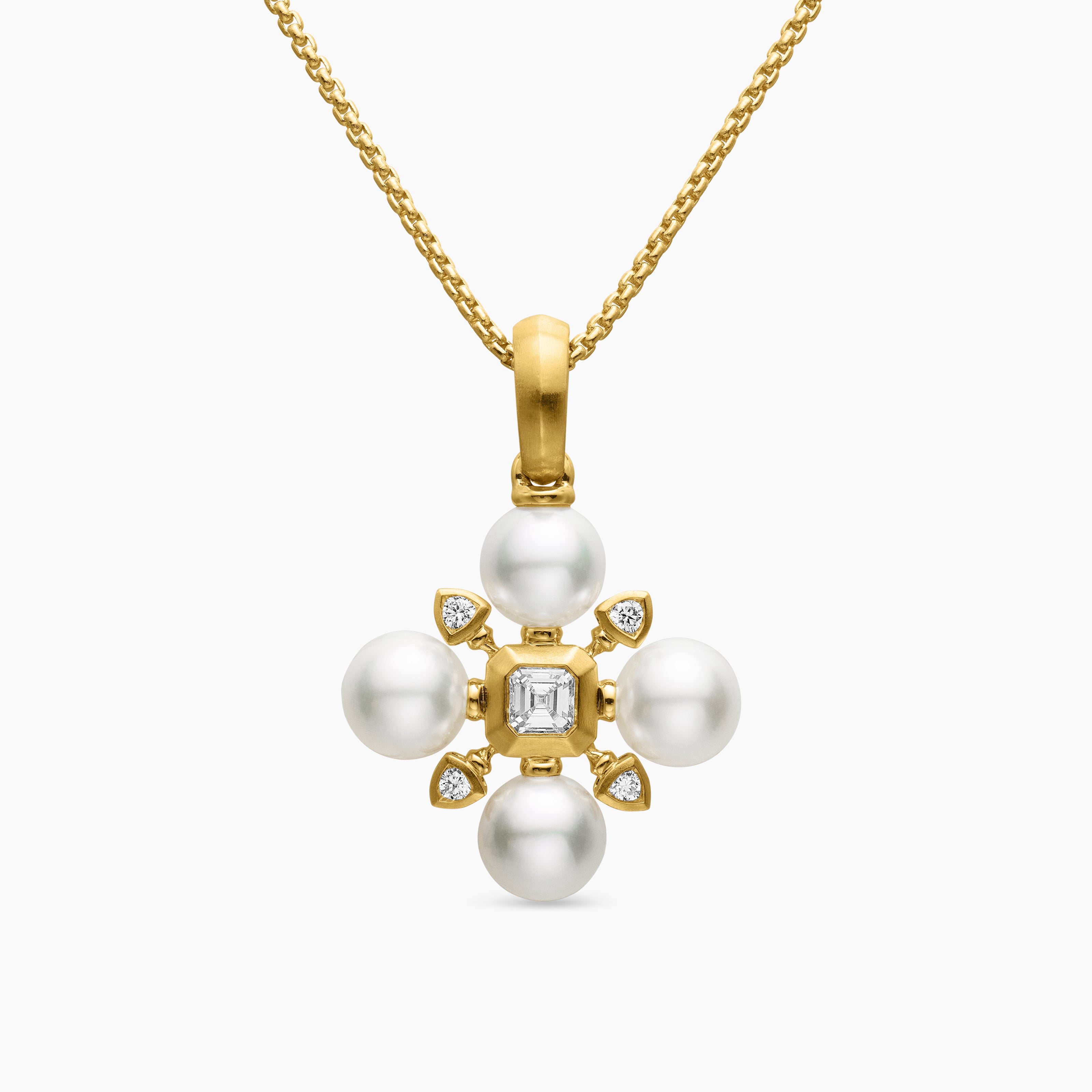 Womens Renaissance&reg; Pearl Necklace in 18K Yellow Gold with Pearls and Diamonds, 20mm