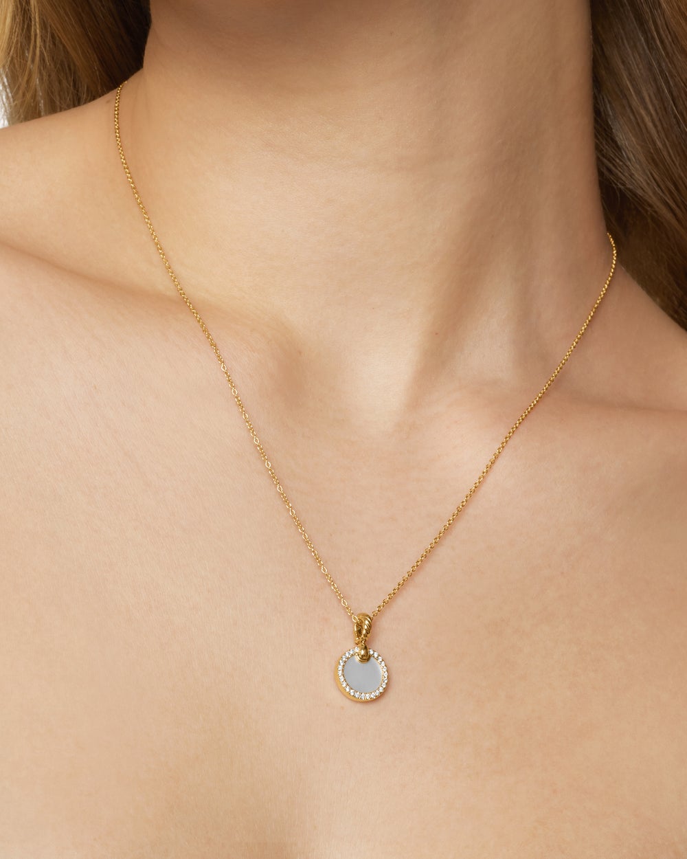 Womens Petite DY Elements® Pendant Necklace in 18ct Yellow Gold with Mother of Pearl and Diamonds, 17.8mm