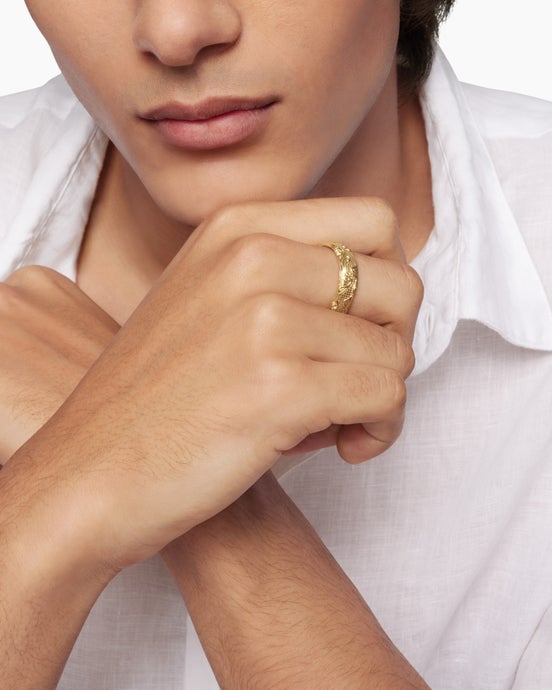 Waves Band Ring in 18K Yellow Gold, 7mm