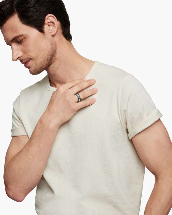 Anneau biseauté en or blanc 18 carats, 8 mm