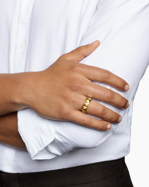 Mens Pyramid Band Ring in 18K Yellow Gold, 8mm