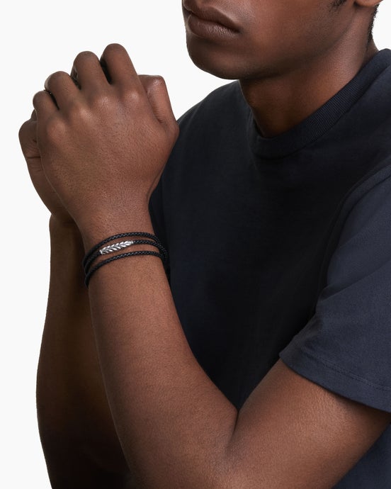 Bracelet à chevrons triple tour en cuir avec fermoir en argent sterling.