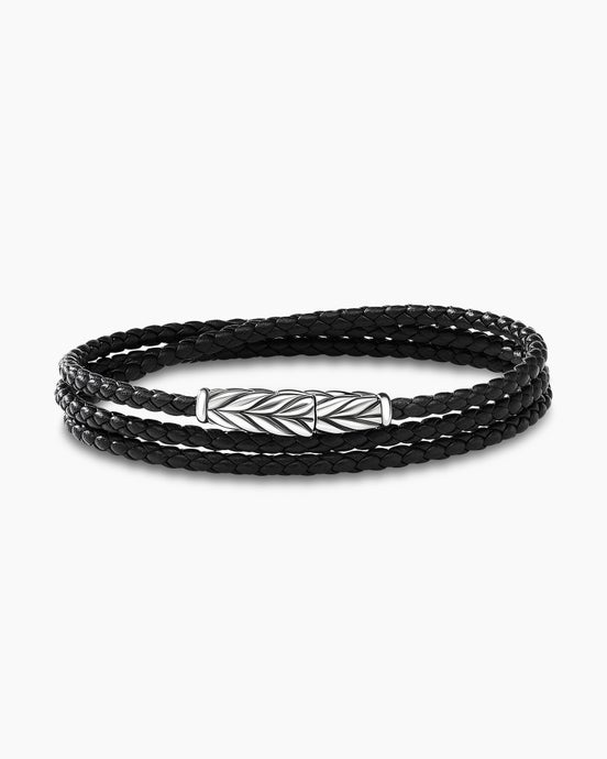 Bracelet à chevrons triple tour en cuir avec fermoir en argent sterling.