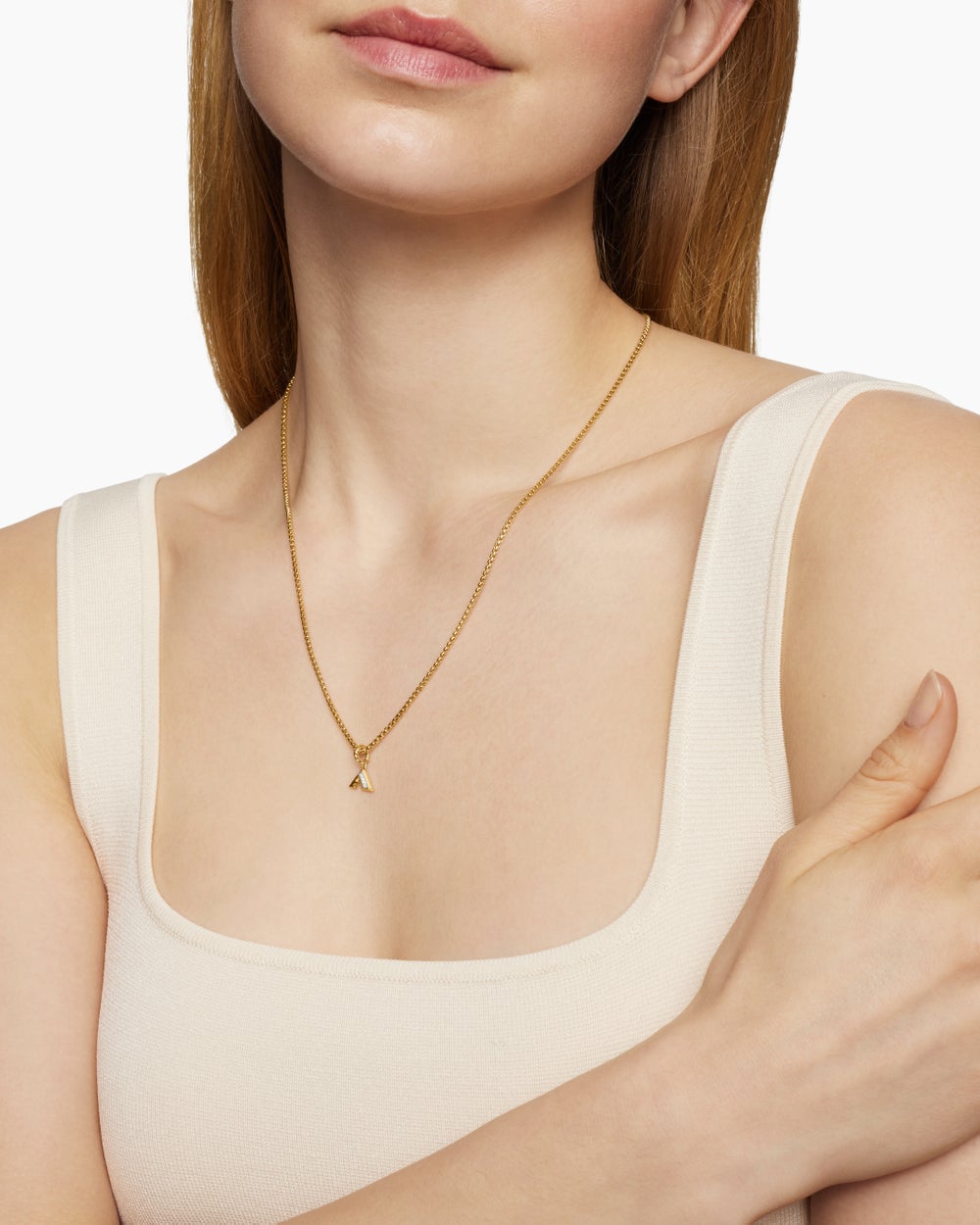 Pendentif initiale pavée en or jaune 18 carats avec A en diamant femmes