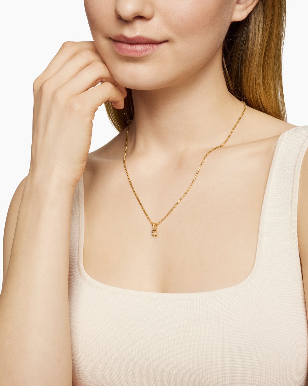 Pendentif initiale pavée en or jaune 18 carats avec C en diamant femmes