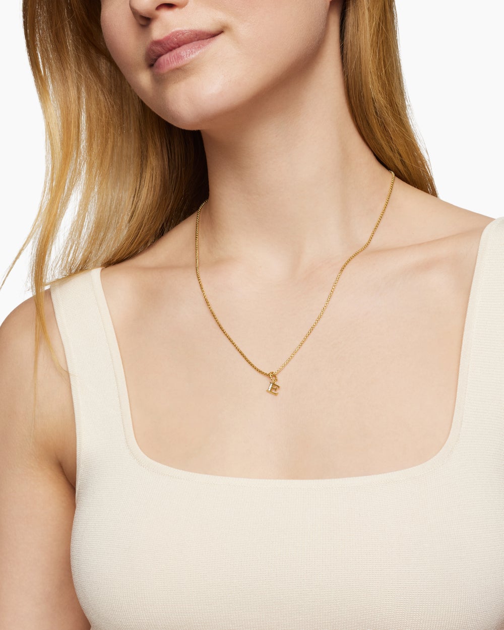 Pendentif initiale pavée en or jaune 18 carats avec E en diamant femmes