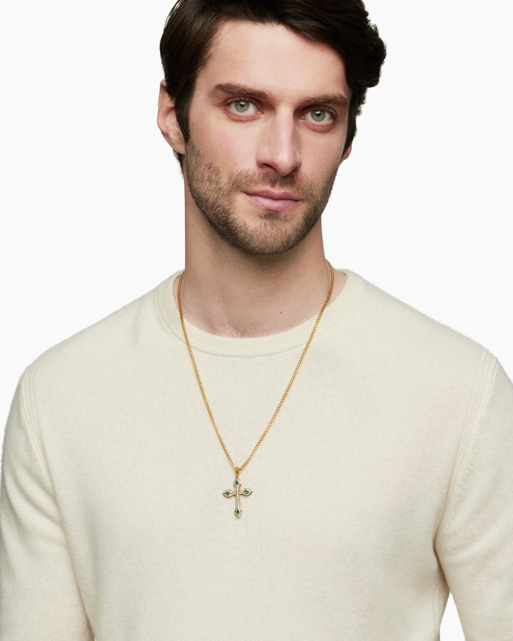 Amulette croix Gothic en or jaune 18 carats avec diamants et émeraudes, 36,5 mm
