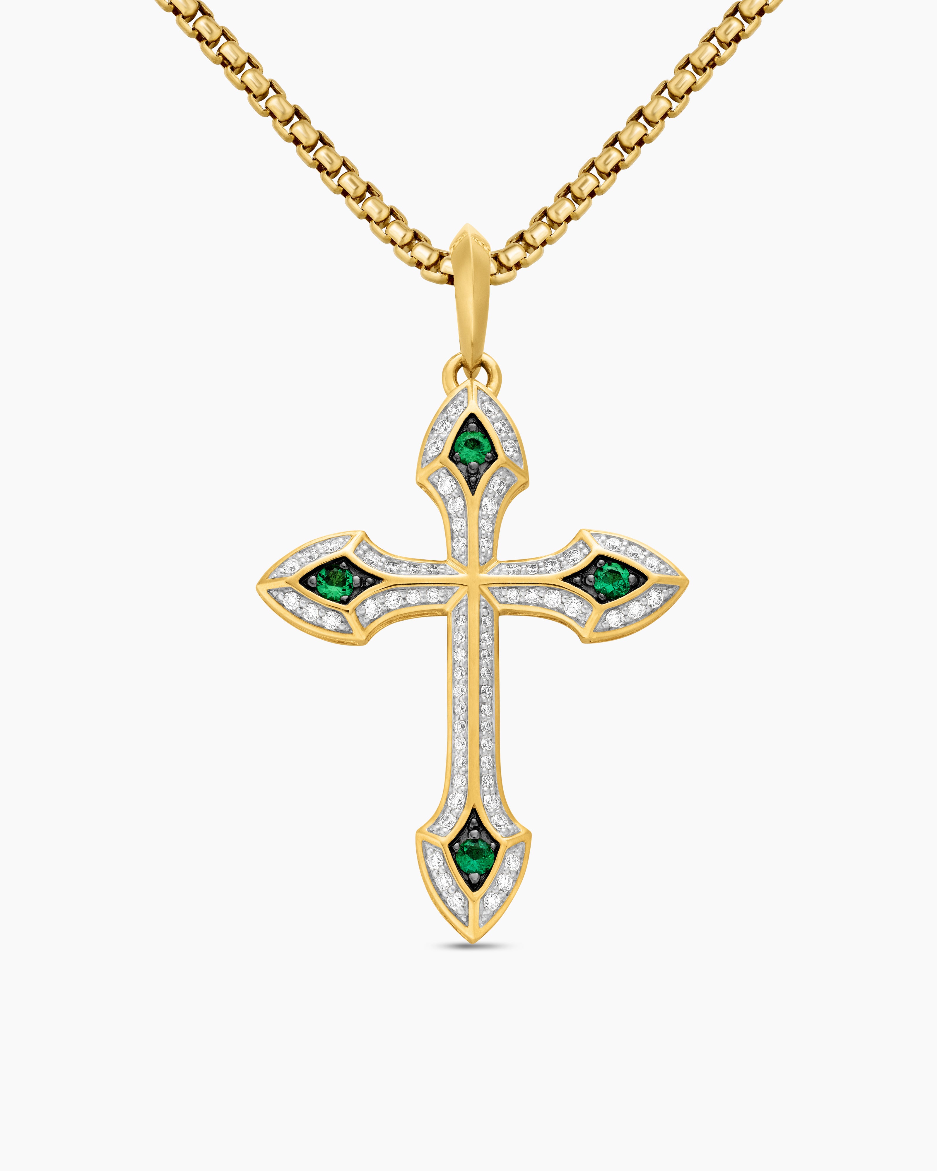 Amulette croix Gothic en or jaune 18 carats avec diamants et &eacute;meraudes, 36,5 mm
