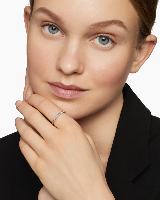 Anneau pavé de petite taille en or blanc 18 carats avec diamants, 2,8 mm